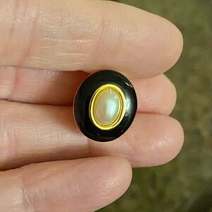 VTG Trifari Cabochon Faux Pearl Black Enamel Gold Tone Oval Clip Earring